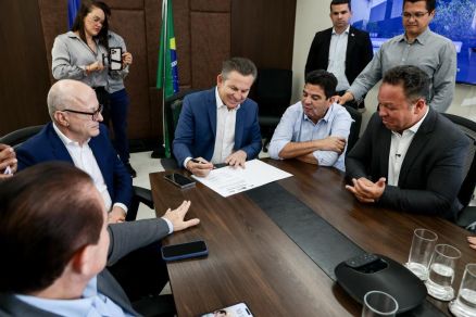 O governador Mauro Mendes durante a assinatura