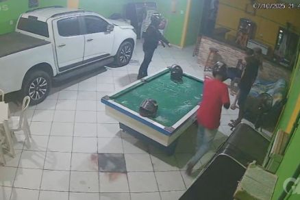 Imagem mostra momento em que vtimas so rendidas 