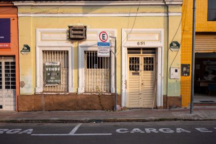 Mulher e filho so encontrados mortos dentro de casa 