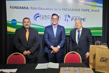 Ao centro, o diretor da FAIPE, Marcus Crepaldi, com parceiros argentinos