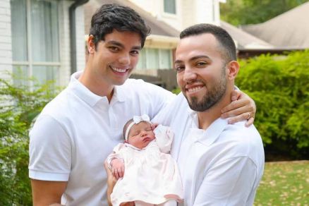 Lucas Rangel e Lucas Bley mostram a filha Mia pela primeira vez