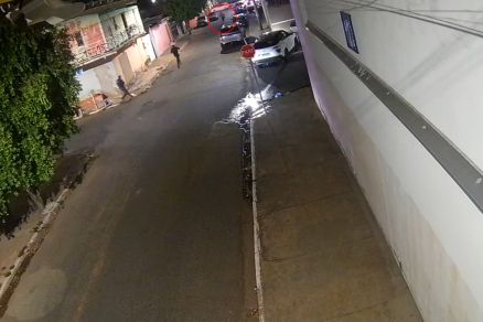 Carro bateu em caminhonete e suspeito fugiu a p, mas foi preso