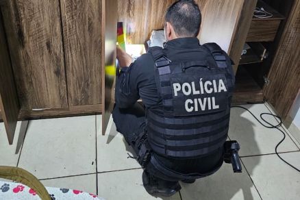 Agente da Polcia Civil durante cumprimento de ordens judiciais 