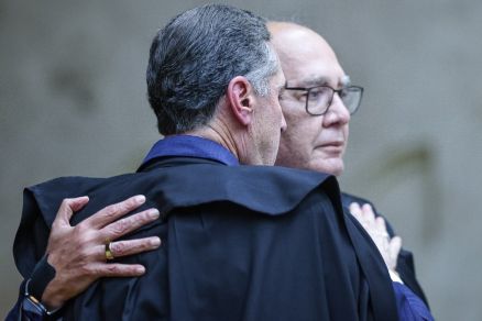 Os ministros Luis Barroso e Gilmar Mendes, que se abraaram em sesso