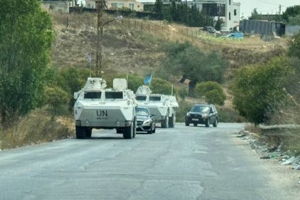 Tanques da ONU passando em Dibbine, no sul do Lbano	