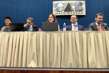 A presidente da OAB-MT, Gisela Cardoso, ao lado do vice, Giovane Santin, e de demais autoridades