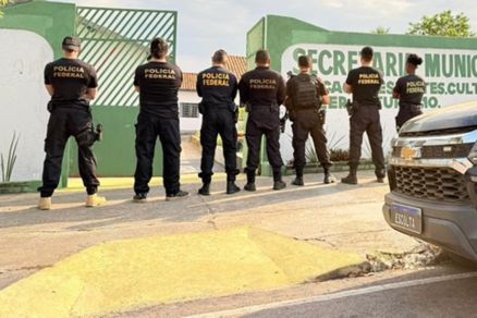 Agentes da PF em escola alvo da Operao Contracheque Fantasma,