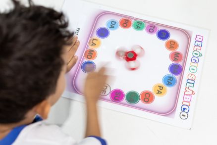 Criana desenvolvendo atividade na rede municipal de ensino 