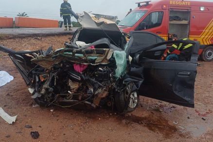 Veculo Chevrolet Prisma ficou parcialmente destrudo