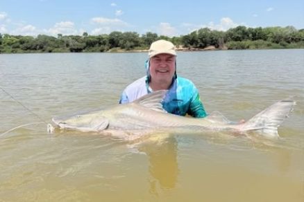 O presidente da AL Max Russi, com peixe caputurado no Araguaia