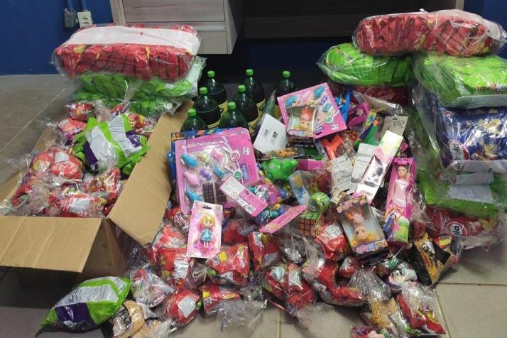 PM prende cinco faccionados e apreende brinquedos para crianas