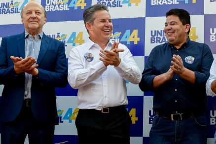 O vice-governador Otaviano Pivetta, o govenador Mauro Mendes e o ex-senador Cidinho Santos, na eleio de 2022