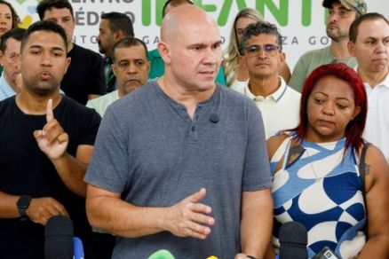 O prefeito Abilio Brunini em coletiva neste domingo (12)