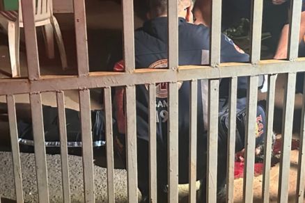 A percia trabalhou no local para determinar a dinmica do crime, que incluiu sete perfuraes.