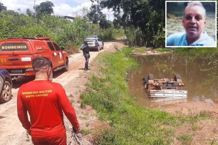 O veculo Chevrolet D-20 envolvido no acidente, capotado e parcialmente submerso 