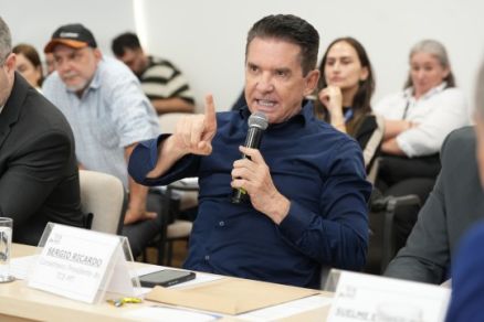 Presidente do TCE-MT, conselheiro Srgio Ricardo, durante reunio da mesa tcnica.