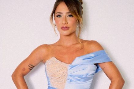 Bruna Griphao posa com o vestido que usou no casamento de Lexa