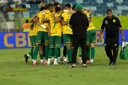 Atletas do Cuiab aps partida na Arena Pantanal 