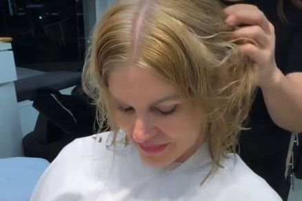 Val Marchiori em trecho do vdeo em que corta os cabelos no salo de beleza