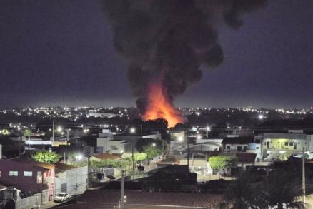Incndio de grandes propores destri fbrica no Bairro Coophamil em Cuiab 