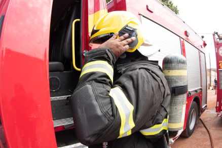 Militar do Corpo de Bombeiros durante ocorr�ncia  de inc�ndio 