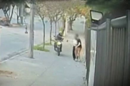 Casal  rendido por homem armado em uma moto na rua Potiguara, em Jacarepagu, zona oeste do Rio