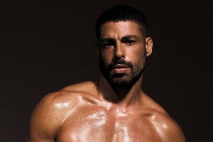 Cau Reymond faz ensaio sensual inspirado em Csar