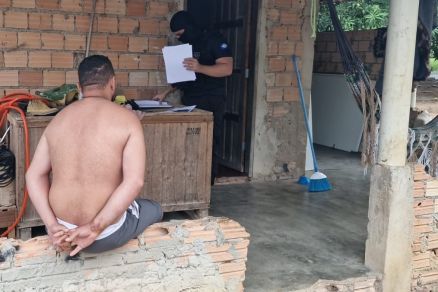 Agentes da Polcia Civil durante cumprimento de mandados na Operao Raspadinha do Crime