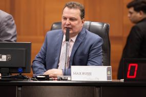 Max diz que Casa Civil ainda n�o pagou emenda e adia Or�amento