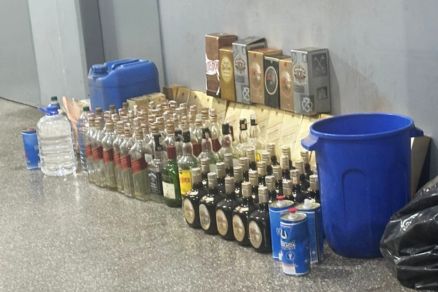 Material apreendido pela PM: garrafas de whisky, solventes e etanol usados para falsificao