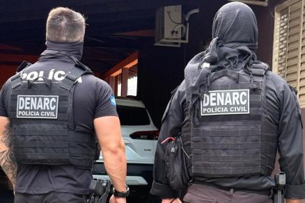 Agentes da Denarc durante cumprimento de mandado em VG 
