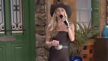 Adriane Galisteu rebateu coment�rios sobre figurino usado em �A Fazenda 17� 