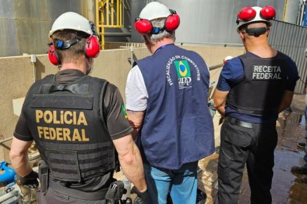 Agentes da PF e Receita Federal durante a Operao Alquimia