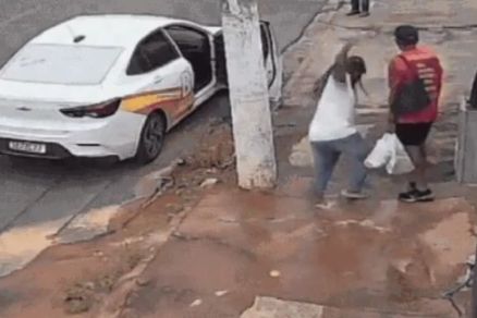 Momento que a calada cede e reprter Derik Bueno cai em 'buraco' no bairro Porto