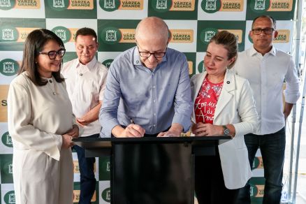 A secretria da Seaf/MT, Andreia Fujioka, ao lado do vice-governador Otaviano Pivetta, e da prefeita de Vrzea Grande, Flvia Moretti
