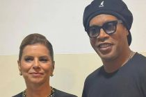 Odete est viva, brinca Ronaldinho Gacho em foto 
