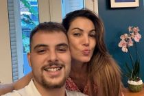 Poeta chora ao vivo e cita problema pessoal com filho