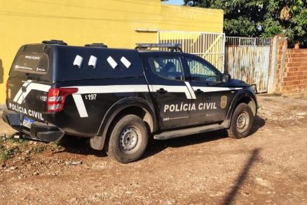 Viatura da Polcia Civil durante o cumprimento de mandado 
