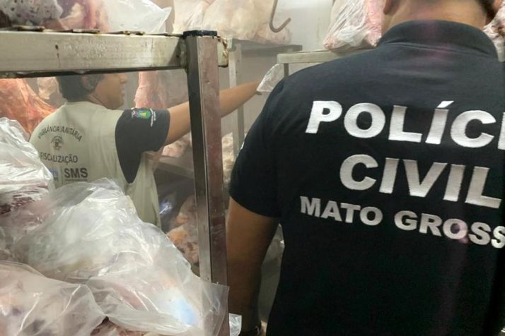Polcia interdita aougue com esgoto no fundo e carne no cho