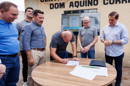 Abilio e Pivetta assinando ordem de servio 