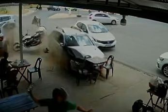 Motorista perde controle, invade calada e quase atropela clientes