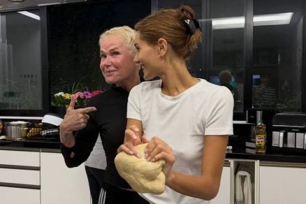 Xuxa e Sasha cozinham massa 