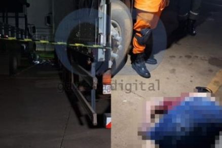 O caminhoneiro tentava subir na cabine quando sofreu uma queda e morreu 