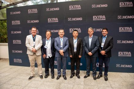 O governadores Mauro Mendes, Tarcsio de Freitas e o presidente da ALMT, Max Russi, ao lado de empresrios
