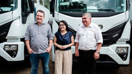 A cerimnia ocorreu no estacionamento da Associao Mato-grossense dos Municpios (AMM), com a presena do prefeito Adilson Gonalves (UB)