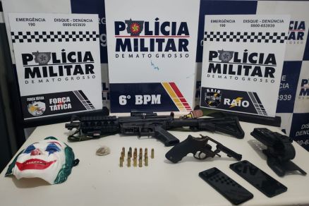 Parte do material apreendido na operao: submetralhadora, revlver calibre .38, munies, colete balstico, coturnos e uniforme com insgnia da PMMT