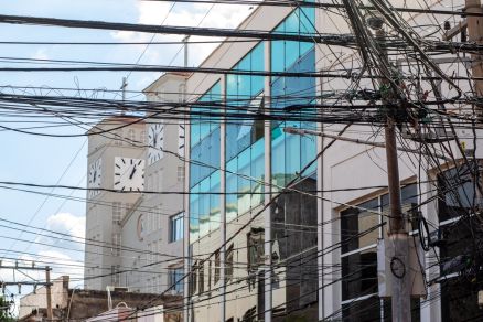 Cuiab inicia operao para limpar fios soltos e irregulares em postes