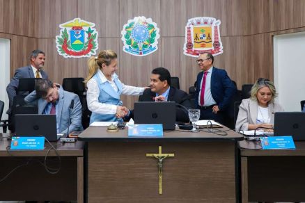 A prefeita Flvia Moretti cumprimenta o presidente da Cmara, Wanderley Cerqueira