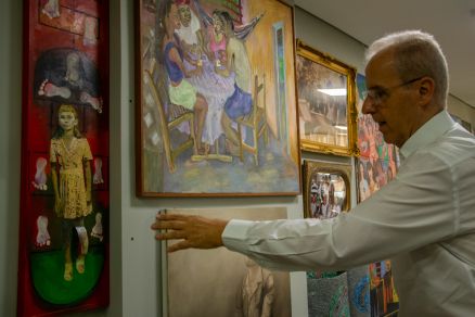 Murilo Espnola, exibindo obras em homenagem a Dalva de Barros