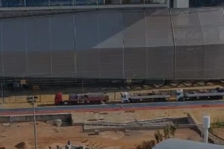 Imagem mostra veculos na rea externa da Arena Pantanal 